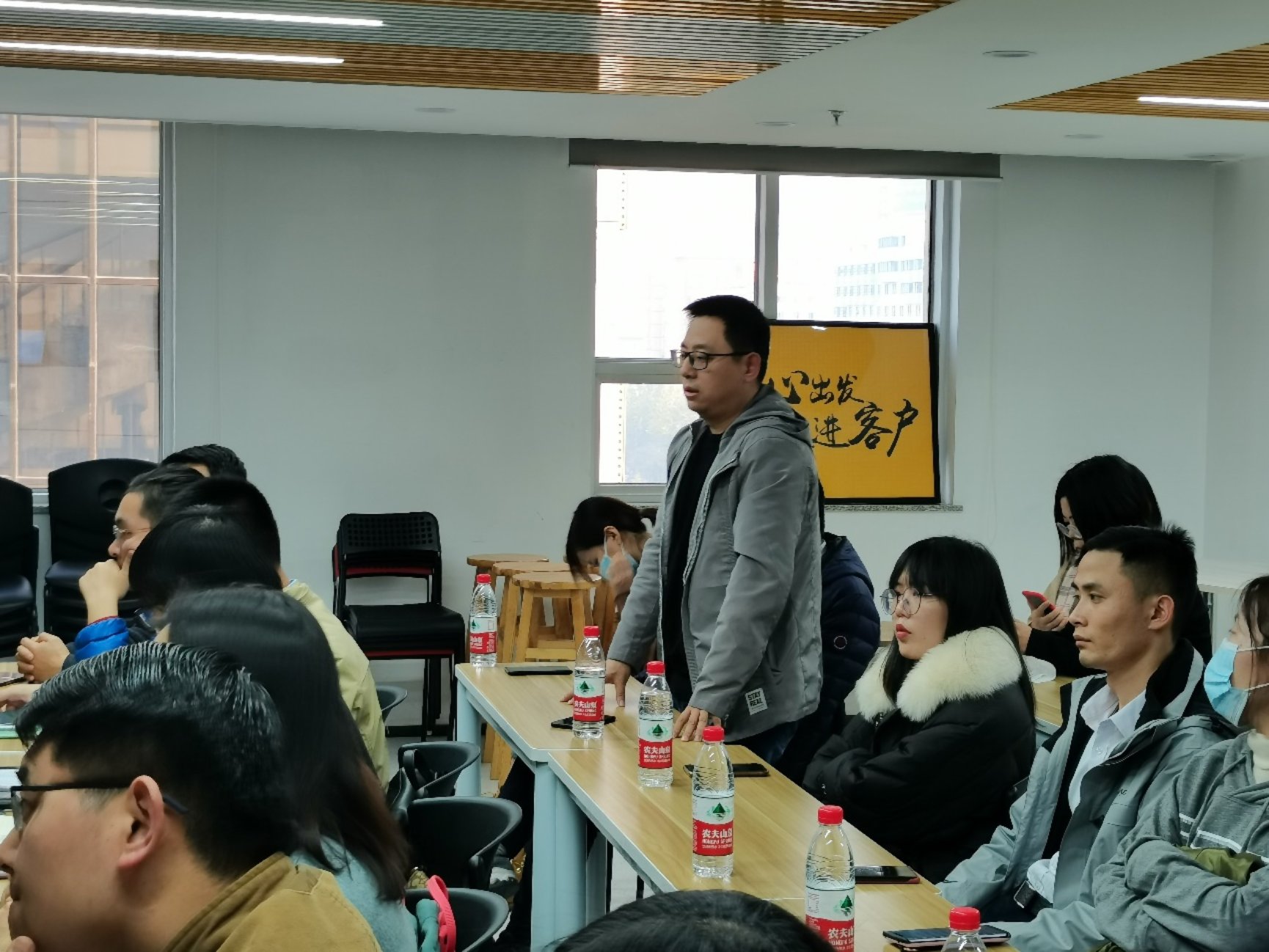 一群人在房间里交谈描述已自动生成